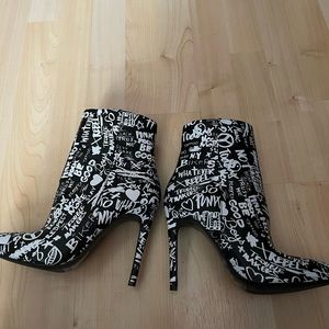ALDO black and white graphic bootie Size 7